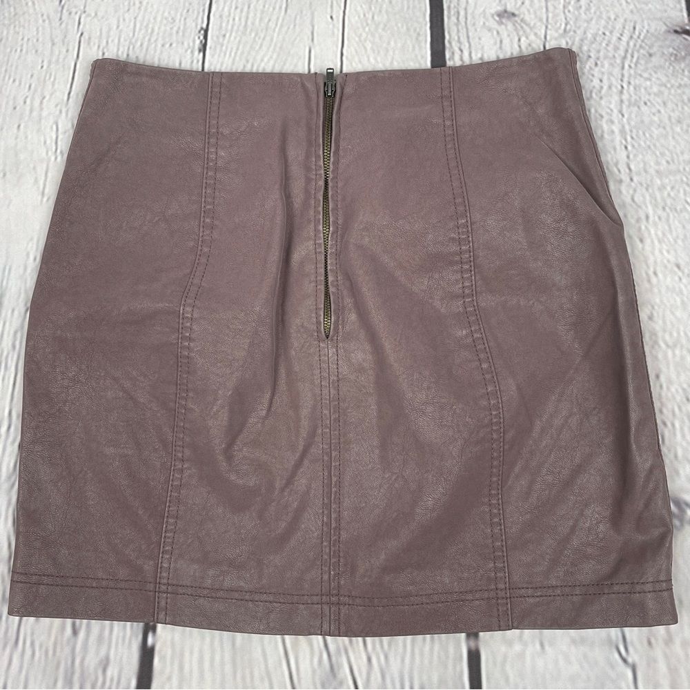 FREE PEOPLE faux leather dusty rose mini skirt, size 6 - Picture 13 of 15